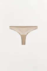 Tanga color beige de algodón con cintura elástica.