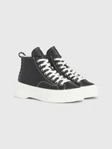 Zapatillas de caña alta Tommy Jeans, color negro, con cordones blancos y suela de plataforma blanca.