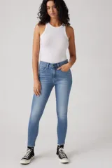 Pantalón de jean de calce ajustado, tiro alto y color celeste.