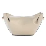 Bolso de hombro Guess modelo Amorette, color beige claro (marfil/taupe), con diseño plisado y textura de cuero sintético. Presenta herrajes y logo frontal en tono dorado. Incluye correa ajustable y removible para llevar al hombro o cruzada.