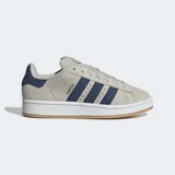 Championes Adidas Campus 00s color gris claro con detalles en azul marino. Presentan las tres tiras características de Adidas en el lateral y suela blanca con base color caramelo.