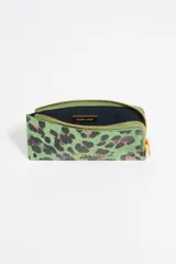 Monedero verde con estampado animal print en negro y rosa, cierre dorado con cremallera y logo de la marca en el frente.