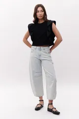 Ballerinas de cuero color chocolate con punta cuadrada y tira sobre el empeine con hebilla metálica. Decoradas con tachas plateadas.