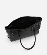 Cartera satchel grande color negro, confeccionada en material sintético con cierre de cremallera, detalles de spikes y asa larga.