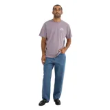 Remera lila de manga corta con cuello redondo y estampado pequeño en el pecho.