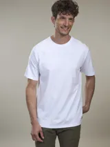 Remera blanca de algodón con estampa en color ladrillo en la espalda. La estampa incluye la leyenda "Benson & Thomas", "Rally Sweeden", una imagen de un auto de carrera y la leyenda "Races Every Sunday".