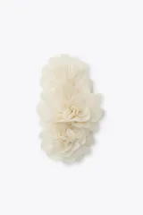 Pinza para el pelo color borgoña con tres flores de organza en relieve.
