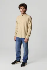 Camisa blanca de cuello mao y mangas 3/4 con botón para sujetar.