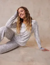 Conjunto de pijama estampado marca René Rofé, compuesto por pantalón largo y remera de mangas largas con puños. El pantalón tiene cintura elastizada con lazo de ajuste.