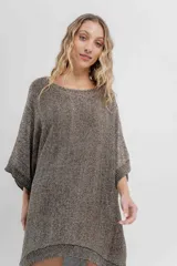 Vestido-buzo tejido oversize jaspeado con escote redondo, mangas amplias tipo murciélago y terminaciones acanaladas en ruedo y puños.
