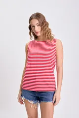 Musculosa a rayas horizontales rojas y blancas, de corte recto y sin mangas.