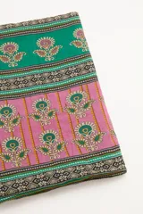 Pareo toalla rectangular de algodón con estampado floral en tonos rosados y verdes.