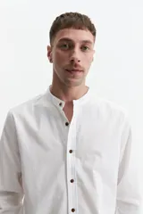 Camisa azul de manga larga con cuello mao y cartera abotonada.