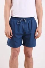 Short de baño azul marino con cintura elástica y cordón ajustable. Detalle de ribete blanco en el lateral.