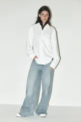 Pantalón de jean celeste de corte wide leg, tiro alto y largo hasta el tobillo.