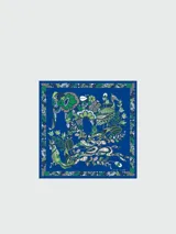 Pañuelo de seda estampado, con diseño floral en tonos azules y verdes.