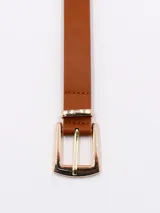 Cinturón de cuero sintético color marrón, con hebilla rectangular metálica dorada.