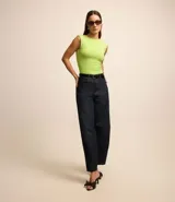 Blusa sin mangas color blanco, con cuello redondo y espalda abierta con escote en U.