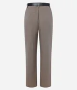 Pantalón de vestir de corte recto y tiro alto, con estampado de pata de gallo en tonos marrones. Incluye cinturón de cuero sintético negro con hebilla metálica.