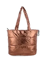 Bolso tipo shopper plateado con diseño acolchado horizontal. Tiene doble asa de hombro y cierre superior con tirador. Incluye bolsillo interior con cierre y compartimento para laptop de hasta 15".