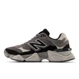 Championes urbanos New Balance modelo 9060, unisex, color gris y negro, con detalles en beige. Confeccionados en gamuza y malla, con logo "N" característico en los laterales y entresuela con amortiguación ABZORB y SBS.