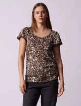Remera tejida color amarillo, marca French Loundry. Manga corta con detalle de puntilla.