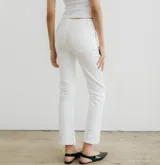Pantalón de denim blanco con tachas plateadas.