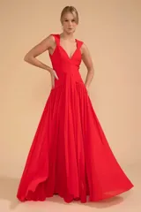 Vestido largo rojo de chiffon con pliegues en el busto, tirantes anchos, canesú superpuesto en el centro de la falda, cremallera invisible en el centro de la espalda y forro interior.