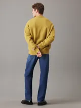 Pantalón de jean azul oscuro de corte recto, con cierre de botones y diseño de cinco bolsillos.