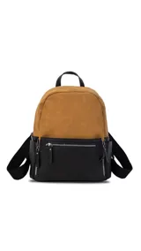 Mochila color tostado combinada con nobuck, bolsillo amplio adelante con broche y cierre, bolsillos en los costados, asas regulables y bolsillos internos cómodos.