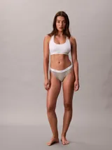 Bombacha Calvin Klein gris con textura acanalada, cintura alta y elástico blanco con logo de la marca.
