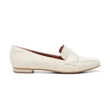 Zapato tipo mocasín de cuero sintético negro, con punta fina y detalle de antifaz en el empeine.