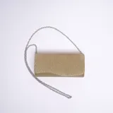 Cartera de mano tipo sobre color dorado con textura plisada y cadena metálica plateada desmontable.
