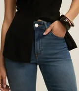 Pantalón bootcut de jeans con elastano, tiro alto, bolsillos delanteros y traseros, y cierre con botón.