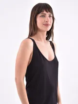 Musculosa negra de breteles anchos y escote redondo.