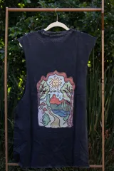 Musculosa celeste con estampado de tres hongos rojos y texto "Tuya".