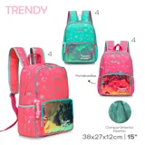 Mochila celeste con estampado musical en tonos fucsias y compartimento frontal transparente.