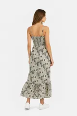 Vestido largo con estampado paisley en tonos turquesa, azul y rosa. Tiene breteles finos, escote en V y corte imperio con elástico en la cintura.