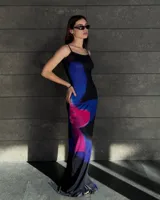 Vestido largo negro con estampado abstracto en tonos azul, fucsia y celeste. Diseño ajustado al cuerpo con breteles finos.