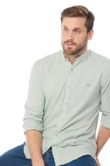 Camisa negra de lino con cuello mao y manga larga.