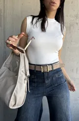 Musculosa blanca de algodón con cuello alto y sin mangas.