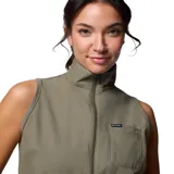 Vestido corto color verde oliva, sin mangas, con cuello alto y cierre frontal con cremallera bidireccional. Tiene cintura elástica, bolsillos laterales y bolsillo en el pecho con cremallera.