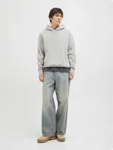 Buzo con capucha gris claro melange, de manga larga y corte relajado. Confeccionado en tejido loop back cepillado, con mangas ranglán, puños de canalé, bolsillo canguro y estampa en la espalda.