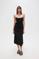 Vestido largo negro, de corte al cuerpo, con escote profundo y tirantes ajustables con reguladores.