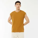 Musculosa color mostaza de tejido de punto canalé, sin mangas y corte recto.