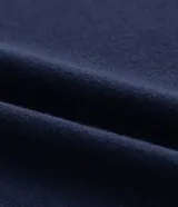Blusa plus size de crepé azul marino, con escote en V, mangas cortas con detalle de punto y flecos en los laterales de los puños.