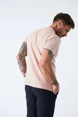 Polo blanco de manga corta con logo estampado y cierre parcial con botones. Corte regular.