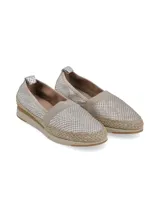 Slip-on plateado con textura de piel de serpiente, elástico lateral y suela de yute.