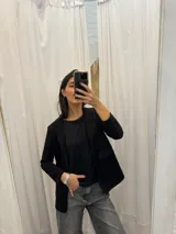 Blazer beige de tela agamusada, corte clásico, con solapas y bolsillo de parche.