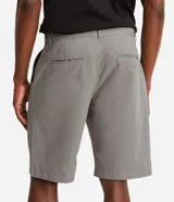 Bermuda masculina de sarga color rosado, con corte recto y bolsillos laterales.